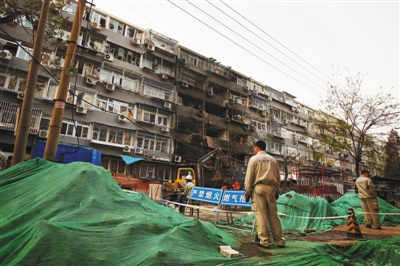 救援人員在現(xiàn)場(chǎng)排查。