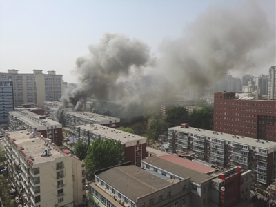 昨日，北京海淀區(qū)紅聯(lián)南村小區(qū)施工工地挖斷燃?xì)夤艿溃斐杀ㄒl(fā)居民樓火災(zāi)，致1死2傷，發(fā)生爆炸起火現(xiàn)場(chǎng)濃煙滾滾。CICPHOTO/總匯 攝