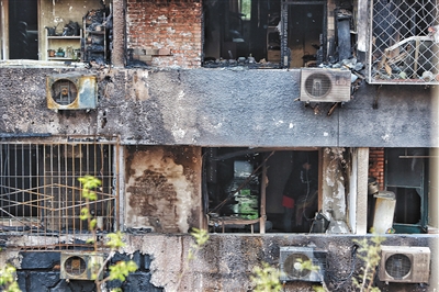 爆燃后的居民樓現(xiàn)場(chǎng)。