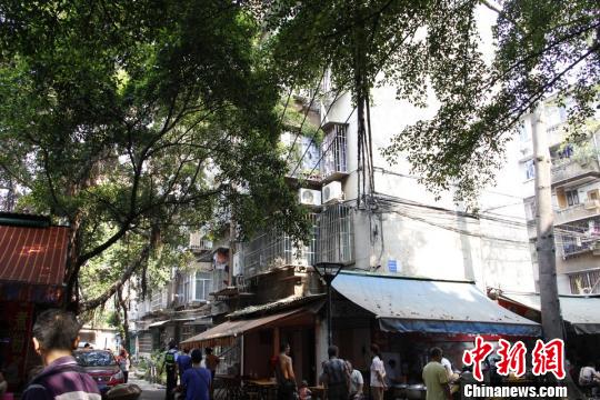 圖為煤氣爆燃民房。 朱柳融 攝
